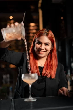 La primera mujer en ganar el prestigioso título de bartender del año en Panamá, se prepara para representar a su país en la final mundial del World Class 2024 en Shanghái. ​ 
Del 07 al 13 de septiembre, se enfrentará a los mejores bartenders del mundo en una competencia que desafía las fronteras de la mixología. ​ 
Inspirada por la cultura 'Hai Pai' y con nuevas técnicas bajo la manga, Yaremi busca dejar una huella imborrable en la industria y servir de ejemplo a futuras generaciones de panameños, especialmente a las mujeres que sueñan con romper barreras en este campo.